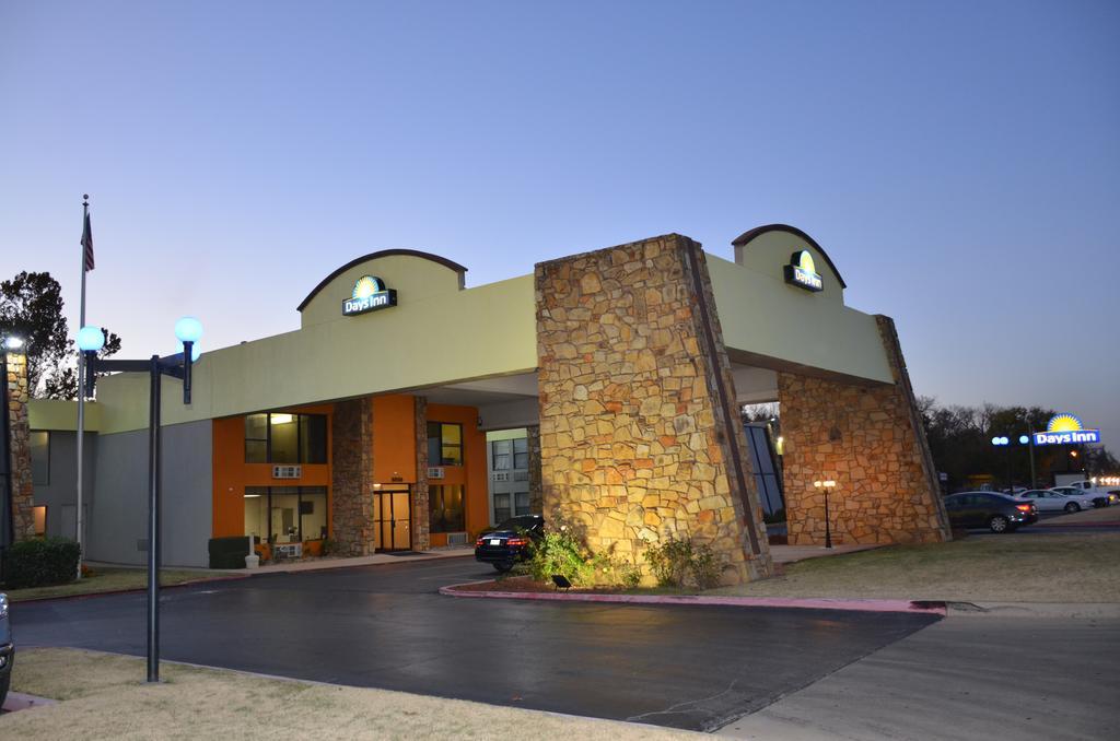 Days Inn By Wyndham Southern Hills/Oru Tulsa Exterior photo