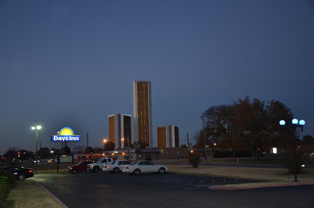 Days Inn By Wyndham Southern Hills/Oru Tulsa Exterior photo