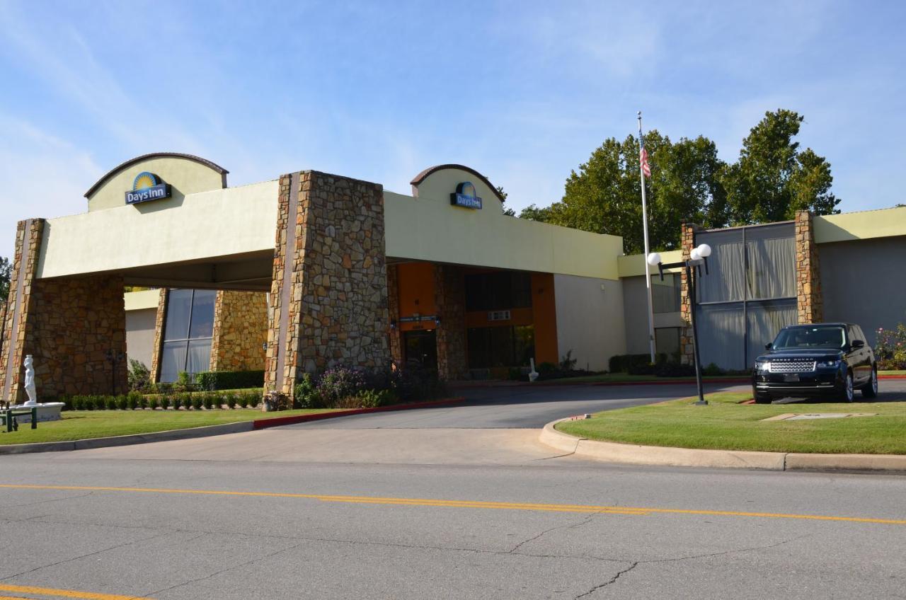 Days Inn By Wyndham Southern Hills/Oru Tulsa Exterior photo